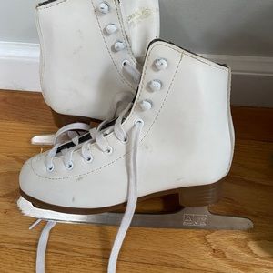 Used DBX figure skates size 1 girls